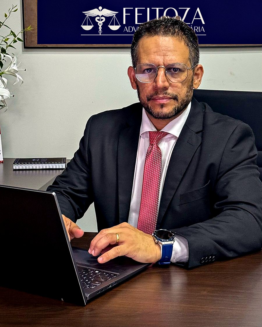 Advogado em atendimento no escritório